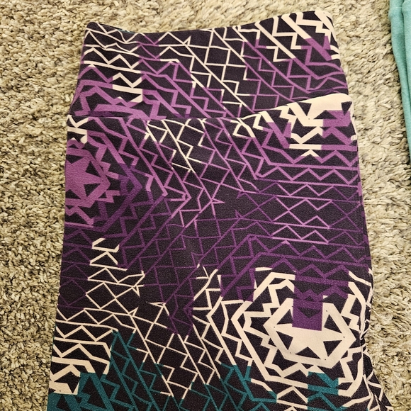 2 Pairs LuLaRoe Women's Leggings Tall And Curvy- Purple Pattern And Solid Green - Picture 2 of 5